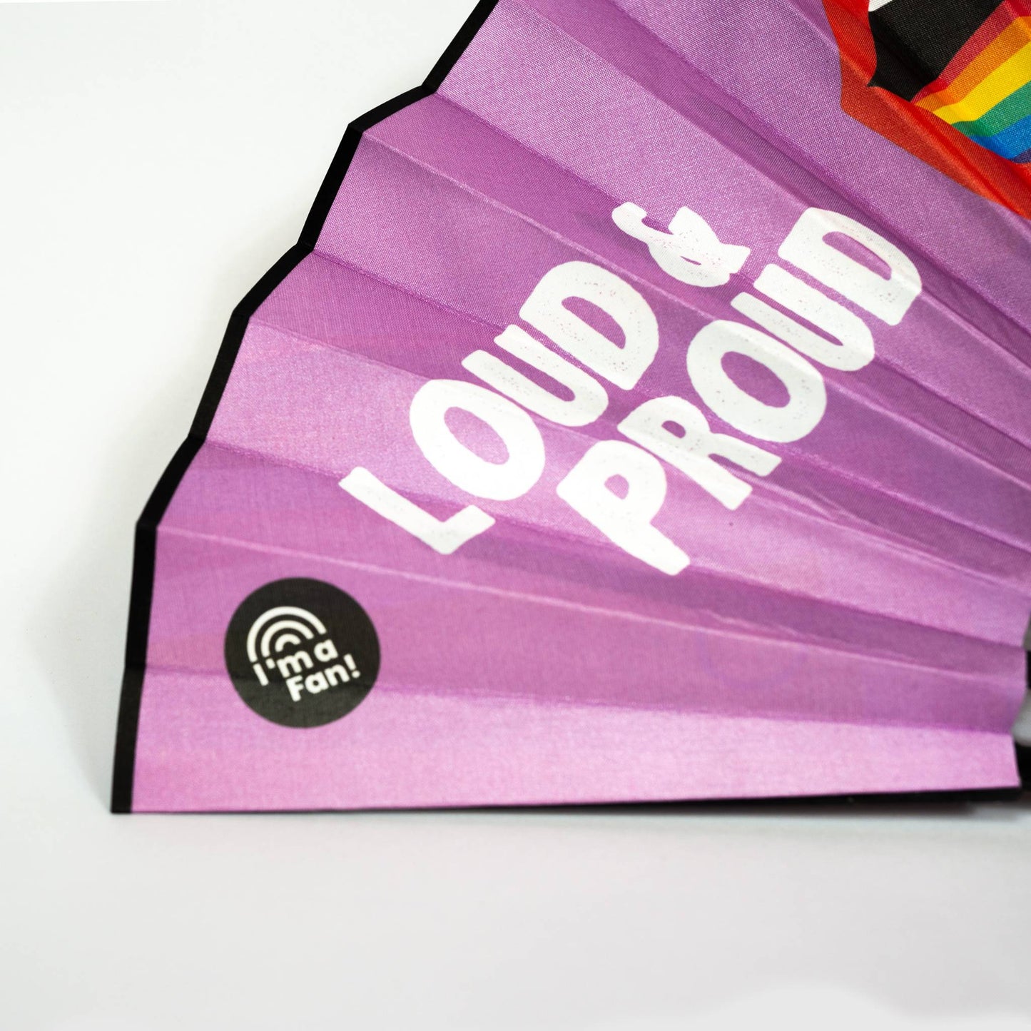 Nahaufnahme des Handfächers Design "Loud & Proud" von I'm a Fan!