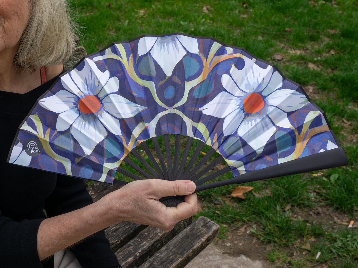 I'm a Fan! Fächer Blüte in weiß in der Hand gehalten