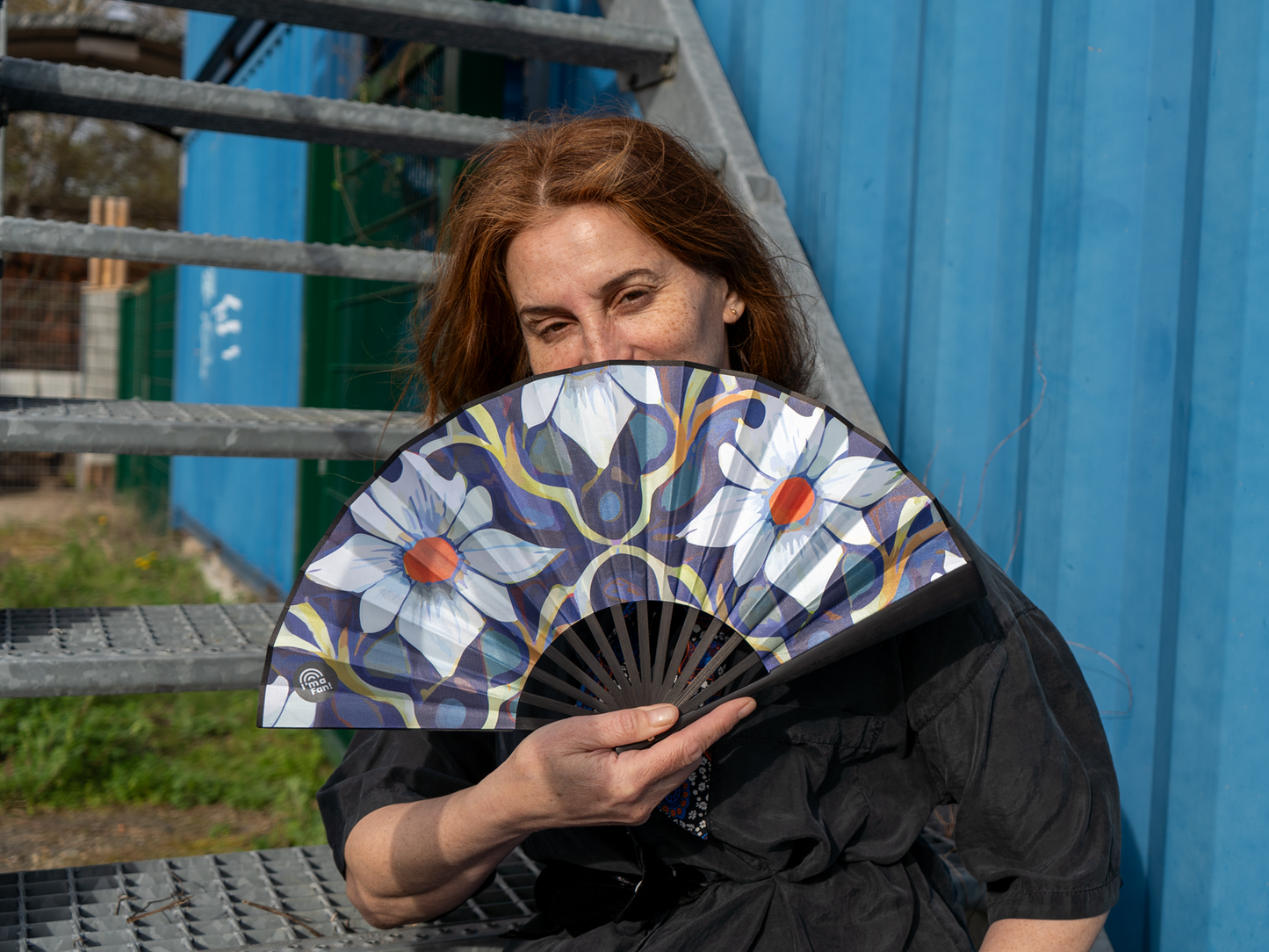 Frau hält Art déco Handfächer Blüte in weiß