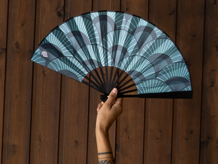 Art déco: Blaue Palmen (Handfächer, 27cm, Bambus)