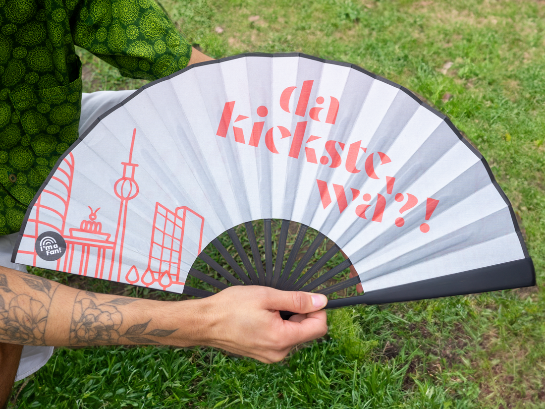 I'm a Fan! Handfächer "da kiekste wa" in der Hand gehalten, Großaufnahme